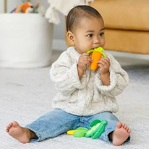 Infantino Lil’ Nibbles Textured Silikon Tishlagichlar, BPA-siz Chaqaloq Tishlash O'yinchog'i, Yumshoq, Us hlash Oson, Go'daklar uchun Sensorli Stimulyatsiya, Sabzi, Makkajo'xori, No'xat Qobig'i, 3 Donali To'plam - 4