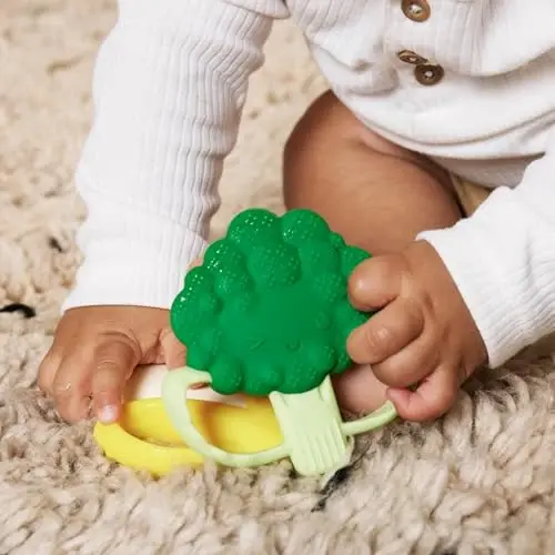 Infantino Lil’ Nibbles to‘qimali silikon tishlagichlar, BPA-siz chaqaloq tishlash o‘yinchog‘i, yumshoq, ushlash oson, go‘daklar uchun sezgi stimulyatsiyasi, banan, brokkoli, meva kabobi, 3 dona to‘plam - 4