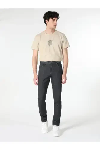 Ingich kesilgan, pastki bel, tor tikilgan denim erkaklar jinslari. - 3