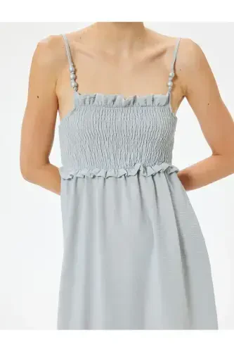 Ingichka yelkali midi bo'yli burmali ko'ylak gipürli munchoq detallari bilan - Kulrang - 5