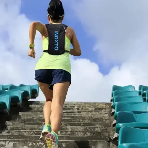 INOXTO Yugurish uchun suv o‘tkazmaydigan yelek Ryukzak, yengil izolyatsiyalangan paket, 1,5 L suv qopi bilan, piyoda sayr, yugurish, velosiped poygasi, ayollar va erkaklar uchun marafon - 6