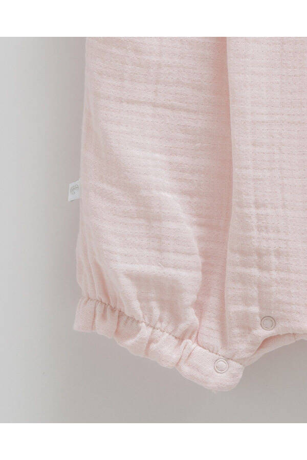 İP ASKILI KIZ BEBEK TULUMU ÇİÇEK DETAYLI ALTTAN ÇITÇIT KAPAMALI %100 PAMUK YAZ SEZONU-Pembe - 3