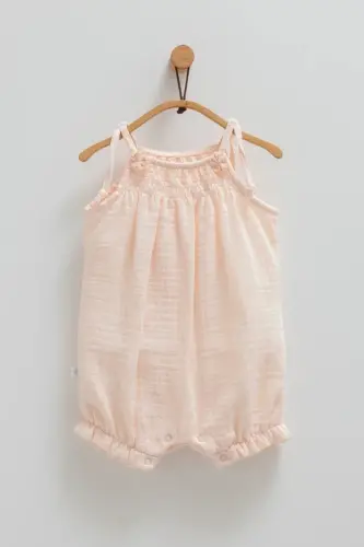 İP ASKILI KIZ BEBEK TULUMU ÇİÇEK DETAYLI ALTTAN ÇITÇIT KAPAMALI %100 PAMUK-Somon 