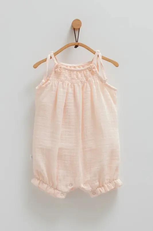 İP ASKILI KIZ BEBEK TULUMU ÇİÇEK DETAYLI ALTTAN ÇITÇIT KAPAMALI %100 PAMUK-Somon - CARAMELL