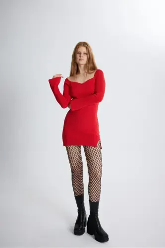 Ispan kol, yurak yoqali, yirtqich detallari bo'lgan mini trikotaj Rolla ko'ylak, qizil-qizil - 2