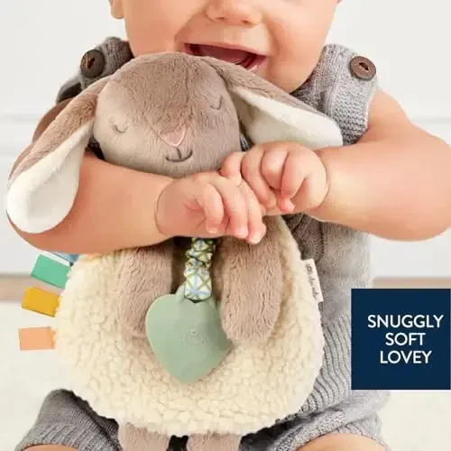 Itzy Ritzy - Tishlagichni o'z ichiga olgan Itzy Lovey - Tishlagichli chaqaloq Lovey, teksturali lentalar va osilgan qo'llar - Ajin ovozi, Sherpa matosi va Minky Plush (Taupe Bunny) - Itzy Ritzy (1)