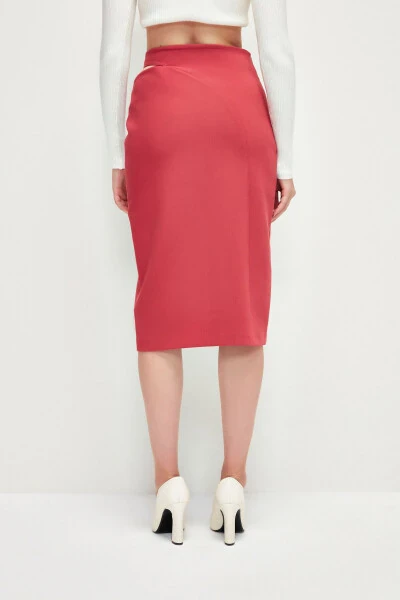 Юбка-карандаш с разрезом и металлической пряжкой на талии - 5