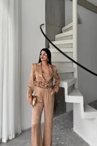 JAKARLI BLUZU TASARIM DETAYLI CEKET-PANTOLON-BLUZ 3 LÜ TAKIM - Bej - BÜYÜKBEDENIZ (1)
