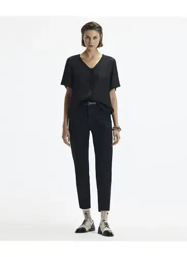 Judge Relaxed V-Neck Plain Black Women's Shirt 24YKGM6010X - 1