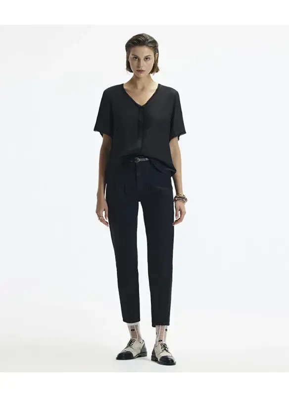 Judge Relaxed V-Neck Plain Black Women's Shirt 24YKGM6010X - 1