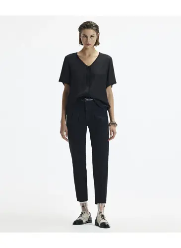 Judge Relaxed V-Neck Plain Black Women's Shirt 24YKGM6010X - 1