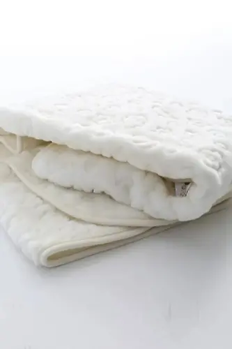 Kabartmalı Peluş Battaniye 90×110 Cm Not: (MEVSİMLİK INCEDİR) Ekru-Ekru 