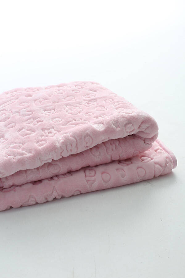 Kabartmalı Peluş Battaniye 90×110 Cm Not: (MEVSİMLİK INCEDİR) - Pembe - 2