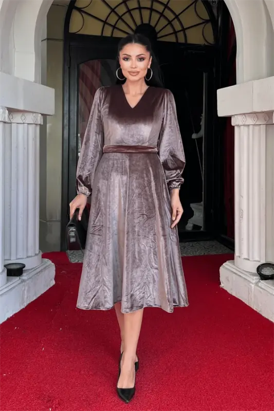 Kadife Kumaş V Yaka Midi Elbise - KAHVERENGİ - BÜYÜKBEDENIZ