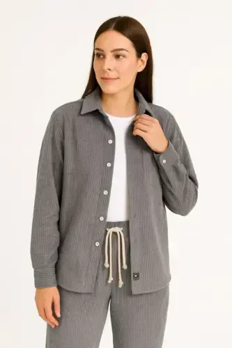 Kadife Oversize Takım – Gömlek Ve Pantolon İkili Set Füme Corduroy Şıklığı, Rahat Ve Zarif Duruş Yumuşak Dokulu Kadife Kumaş, Düğmeli Gömlek Üst Ve Lastikli Pantolon Alt Parça Ile Gün Boyu Konfor- Füme - 3