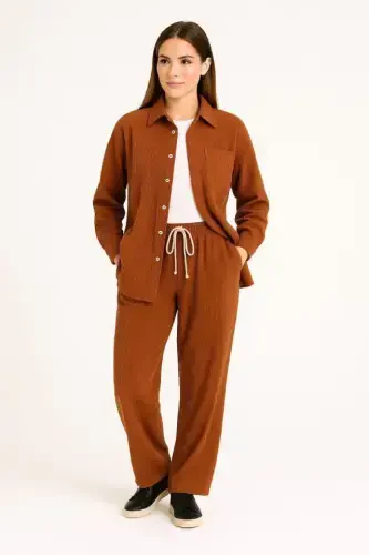 Kadife Oversize Takım – Gömlek Ve Pantolon İkili Set Füme Corduroy Şıklığı, Rahat Ve Zarif Duruş Yumuşak Dokulu Kadife Kumaş, Düğmeli Gömlek Üst Ve Lastikli Pantolon Alt Parça Ile Gün Boyu Konfor- Kiremit - 3