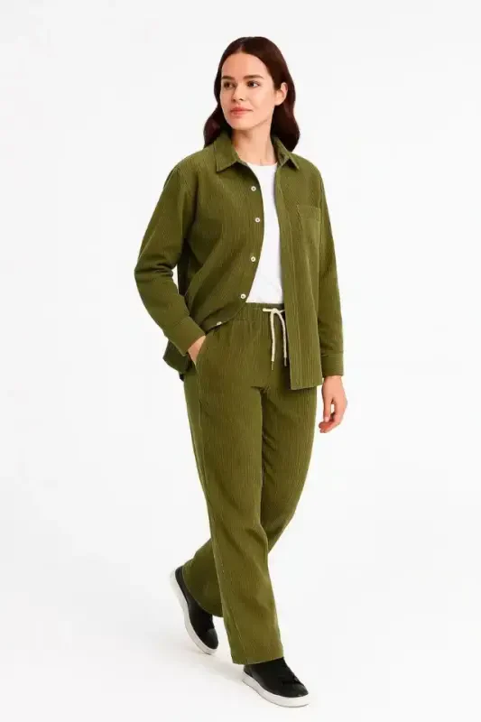Kadife Oversize Takım – Gömlek Ve Pantolon İkili Set Füme Corduroy Şıklığı, Rahat Ve Zarif Duruş Yumuşak Dokulu Kadife Kumaş, Düğmeli Gömlek Üst Ve Lastikli Pantolon Alt Parça Ile Gün Boyu Konfor- Haki - 1