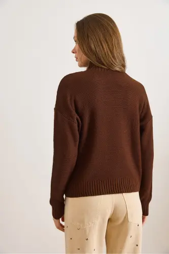 Kadın Acı Kahve Dik Yaka Ortası Saç Örgülü Triko Kazak KZK-19000912-Acı Kahve - OLALOOK (1)