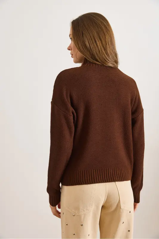 Kadın Acı Kahve Dik Yaka Ortası Saç Örgülü Triko Kazak KZK-19000912-Acı Kahve - 2