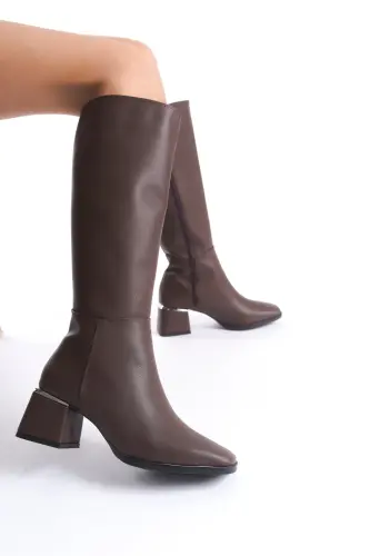 Kadın Acı Kahve Diz Altı Topuklu Parlak Detaylı Fermuarlı Deri Görünümlü Uzun Çizme-Kahverengi 