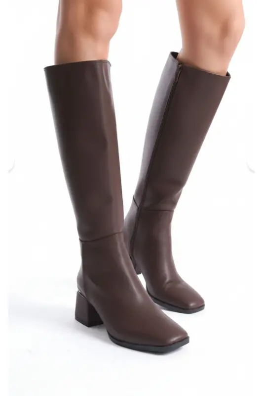 Kadın Acı Kahve Diz Altı Topuklu Parlak Detaylı Fermuarlı Deri Görünümlü Uzun Çizme-Kahverengi - 7
