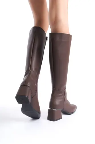 Kadın Acı Kahve Diz Altı Topuklu Parlak Detaylı Fermuarlı Deri Görünümlü Uzun Çizme-Kahverengi - 5