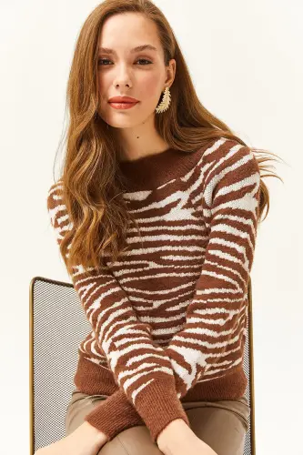 Kadın Acı Kahve Kayık Yaka Zebra Yumuşak Dokulu Sakallı Kazak KZK-19000681 - Acı Kahve 