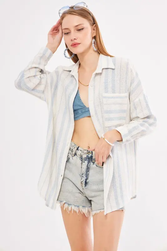 Kadın Açık Mavi Uzun Kollu Cep Detaylı Sırtı Pileli Çizgili Oversize Gömlek ARM-24Y001053-Açık Mavi - 1