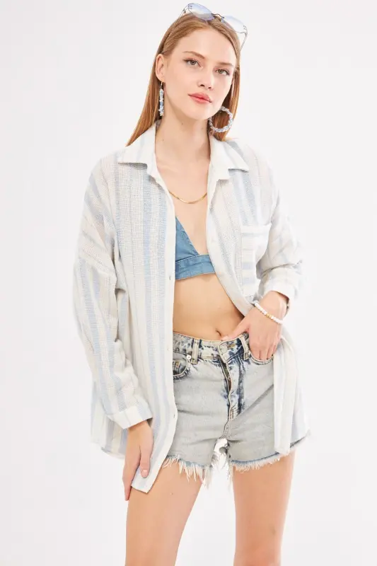 Kadın Açık Mavi Uzun Kollu Cep Detaylı Sırtı Pileli Çizgili Oversize Gömlek ARM-24Y001053-Açık Mavi - 2