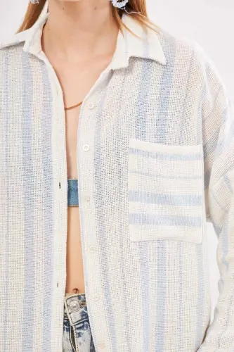 Kadın Açık Mavi Uzun Kollu Cep Detaylı Sırtı Pileli Çizgili Oversize Gömlek ARM-24Y001053-Açık Mavi - 4