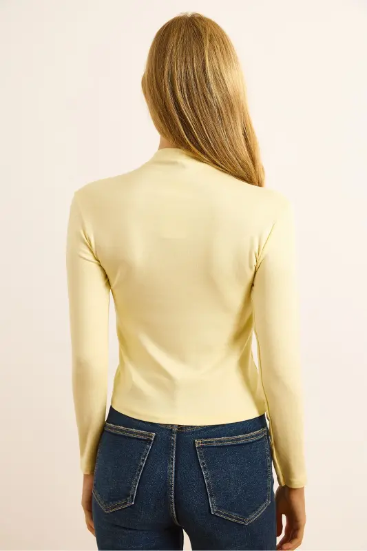 Kadın Açık Sarı Dik Yaka Dökümlü Soft Touch Bluz BLZ-19002758-Açık Sarı - 2