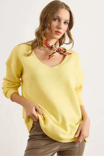 Kadın Açık Sarı V Yaka Yumuşak Dokulu Triko Kazak KZK-19000598-Açık Sarı 