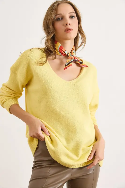 Kadın Açık Sarı V Yaka Yumuşak Dokulu Triko Kazak KZK-19000598-Açık Sarı - 2