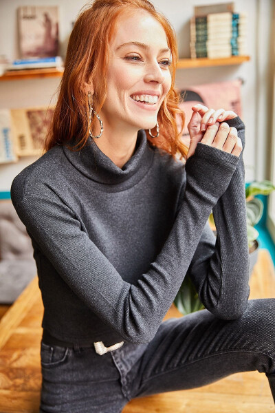 Kadın Antrasit Balıkçı Yaka Parmak Detaylı Likralı Crop Bluz BLZ-19001644-Antrasit 