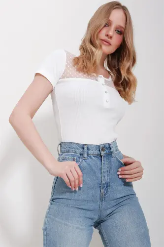 Weiße Bluse mit Rundhalsausschnitt und Tülldetails und Druckknopfverschluss ALC-X11580 - Weiß 