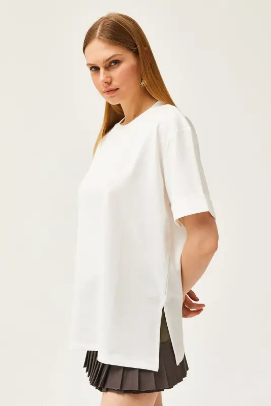 Kadın Beyaz Bisiklet Yaka Yanı Yırtmaçlı Duble Kol Oversize Tişört TSH-19000796 - Beyaz - 4