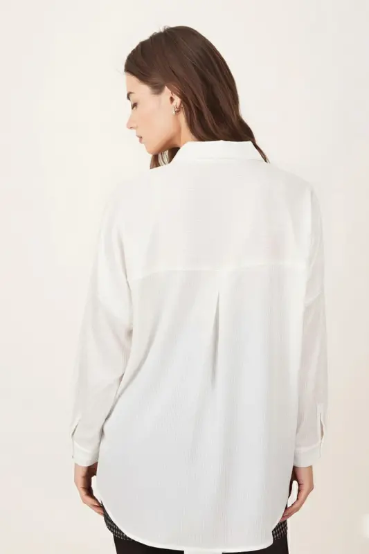 Kadın Beyaz Cepli Oversize İnce Fitilli Kadife Gömlek ARM-24K001076-Beyaz - 3