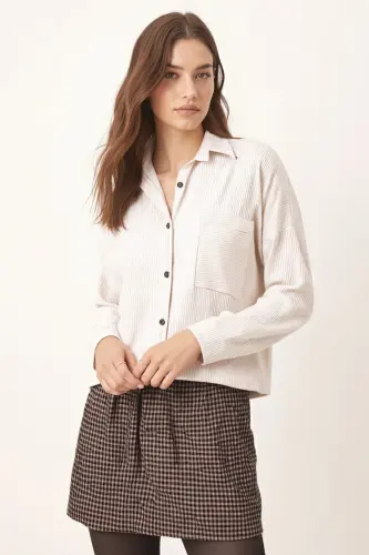 Kadın Beyaz Cepli Oversize İnce Fitilli Kadife Gömlek ARM-24K001076-Beyaz - ARMONIKA (1)