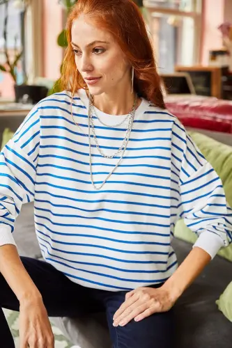 Kadın Beyaz İndigo Çizgili Basic Yumuşak Dokulu Salaş Sweatshirt SWT-19000457 - Beyaz İndigo 