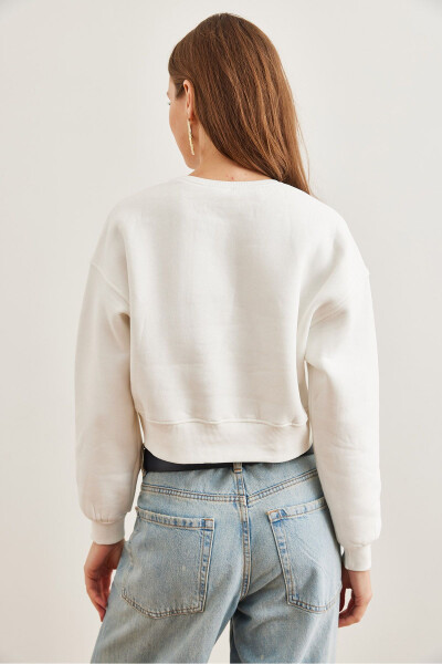 Kadın Beyaz Kalp Nakışlı Şardonlu Crop Kalın Sweatshirt SWT-19000662 - Beyaz - 10