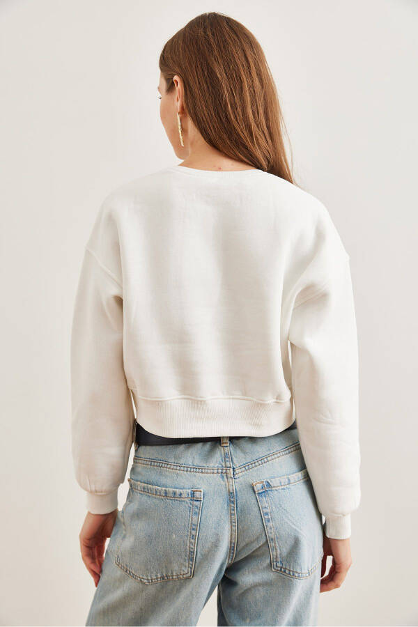 Kadın Beyaz Kalp Nakışlı Şardonlu Crop Kalın Sweatshirt SWT-19000662 - Beyaz - 10