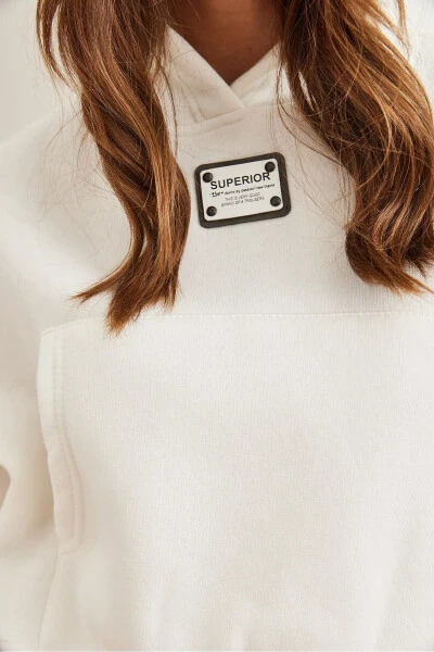 Kadın Beyaz Kapüşonlu Arma Detaylı Şardonlu Crop Kalın Sweatshirt SWT-19000664-Beyaz - 4