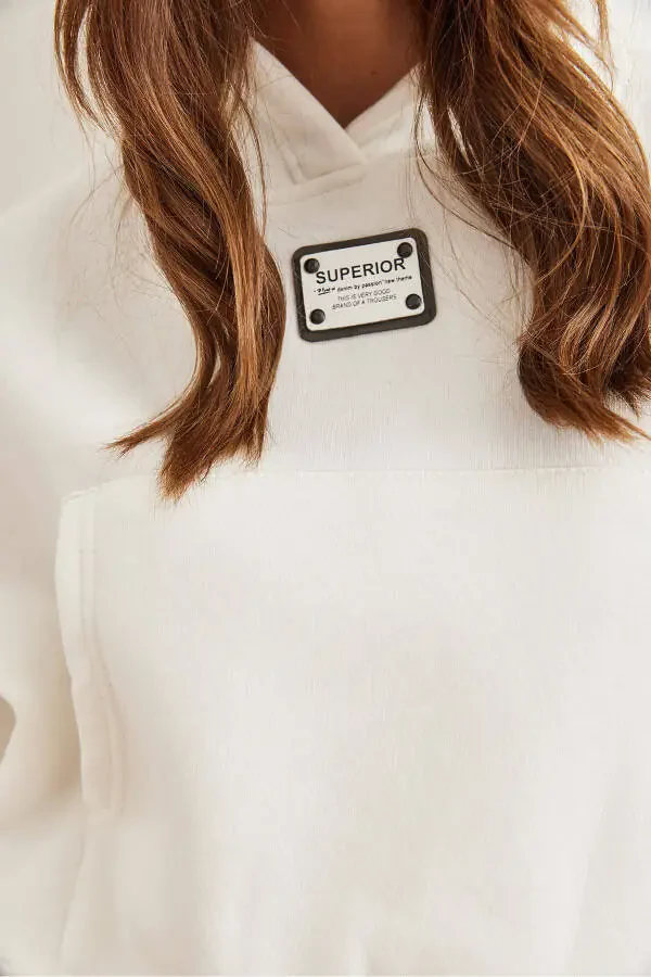 Kadın Beyaz Kapüşonlu Arma Detaylı Şardonlu Crop Kalın Sweatshirt SWT-19000664-Beyaz - 4