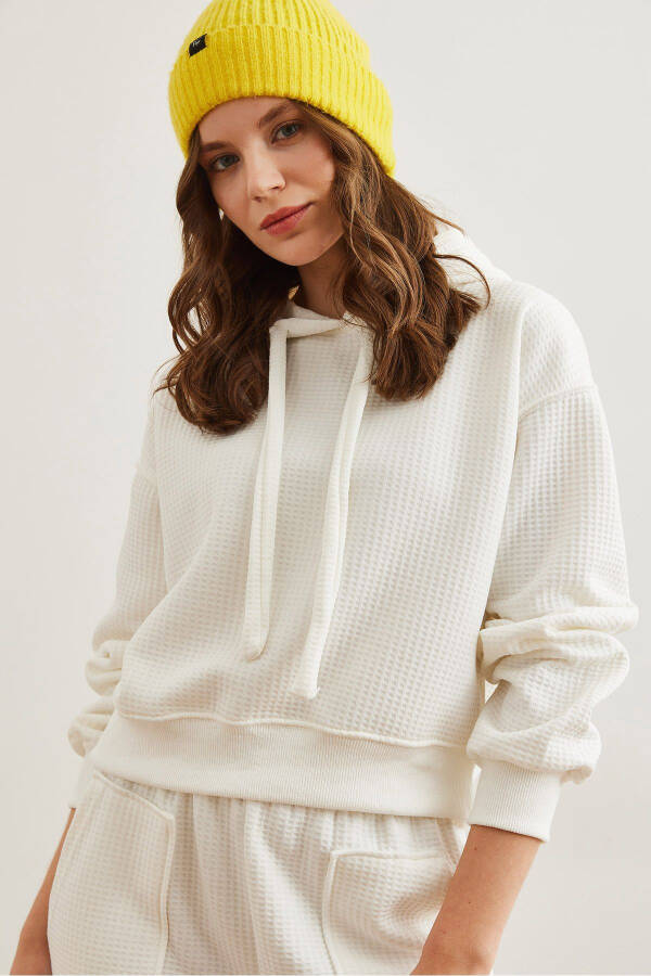 Kadın Beyaz Kapüşonlu Bağcıklı Waffle Sweatshirt SWT-19000708-Beyaz - 3