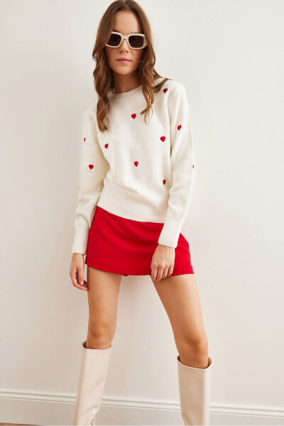 Kadın Beyaz-Kırmızı Kalp Nakışlı Yumuşak Dokulu Triko Kazak KZK-19000843-Beyaz - 1