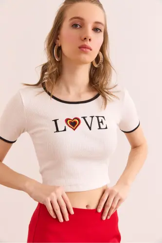 Kadın Beyaz Love Nakışlı Crop Esnek Pamuk Bluz BLZ-19002905-Beyaz 