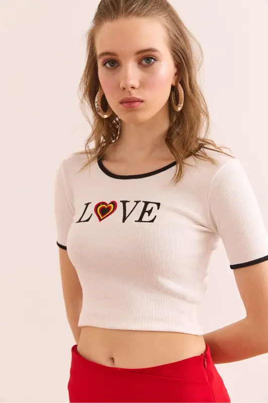 Kadın Beyaz Love Nakışlı Crop Esnek Pamuk Bluz BLZ-19002905-Beyaz - 2