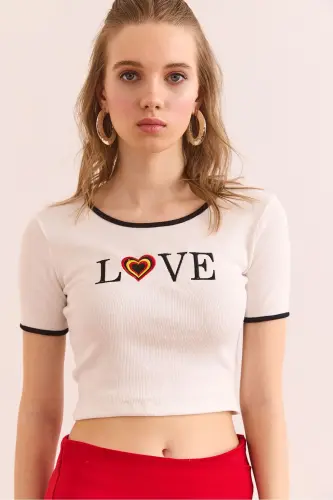 Kadın Beyaz Love Nakışlı Crop Esnek Pamuk Bluz BLZ-19002905-Beyaz - 3