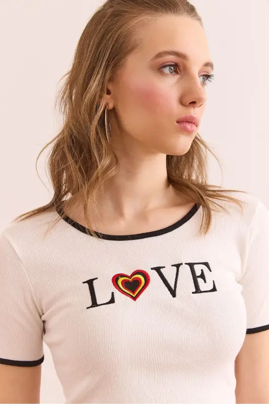 Kadın Beyaz Love Nakışlı Crop Esnek Pamuk Bluz BLZ-19002905-Beyaz - 4