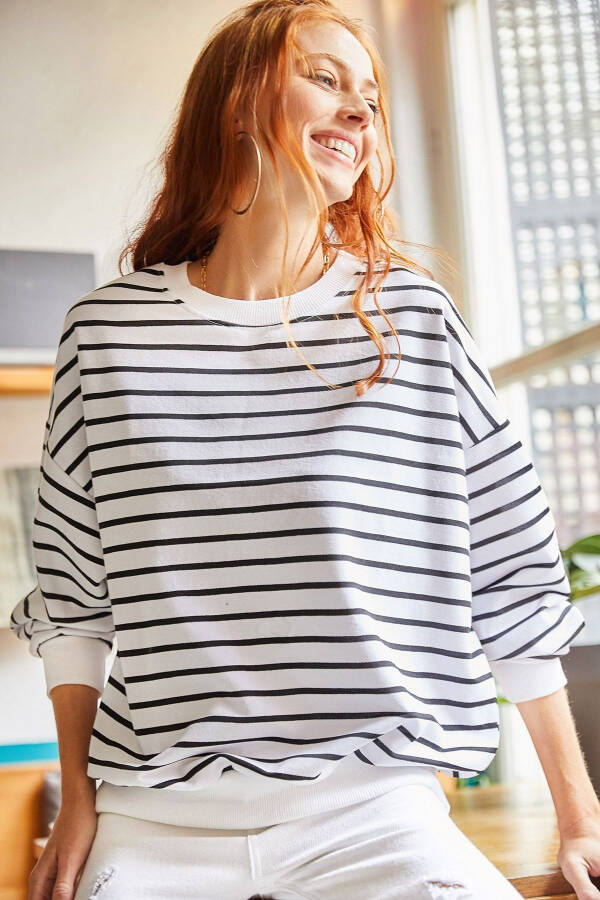Kadın Beyaz Siyah Çizgili Basic Yumuşak Dokulu Salaş Sweatshirt SWT-19000457 - Beyaz Siyah - 1